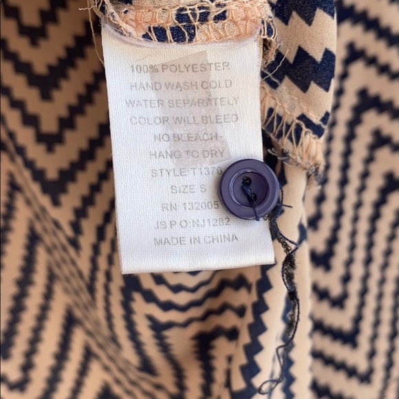 entro 3/4 Sleeved chevron blouse, Size S - Picture 6 of 9